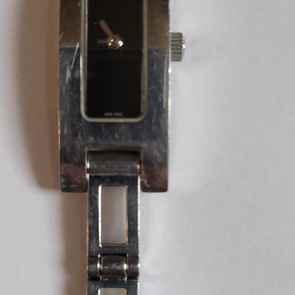 Gucci Silver Watch with Black Dial - Picture 2 of 6